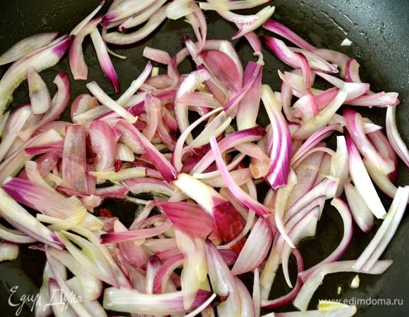 В большую сковороду с тяжелым дном положить обжариваться лук в оливковом масле.  