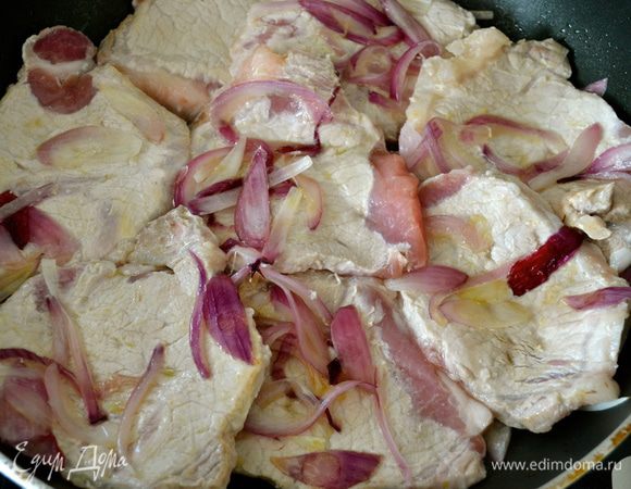 Через пару минут добавить к луку ломтики мяса и обжаривать вместе минут 7 на большом огне.