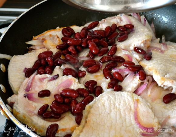 Затем добавить к мясу красную фасоль... 