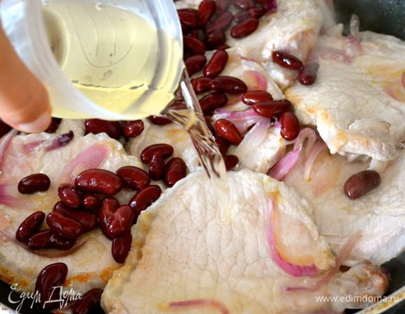 ...белое вино. Накрыть крышкой сковороду, уменьшить огонь до среднего и продолжать обжаривать 10 минут. 