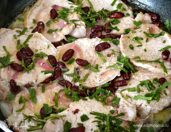 Затем посолить, поперчить, присыпать сверху нарезанным шалфеем. Накрыть крышкой, убрать с огня и на время отставить в сторону. 