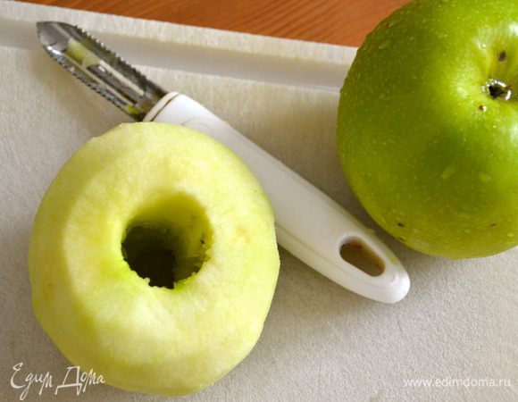 Яблоки очистить от кожуры и удалить из них сердцевину. (не имея специального ножа, я воспользовалась обыкновенной картофелечисткой для удаления сердцевины у целого яблока)