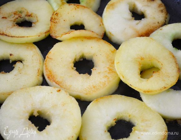 Нарезать яблоки кружочками шириной примерно 1 см. Обжарить на сковороде с антипригарным покрытием со сливочным маслом и столовой ложкой лимонного сока. Обжаривать примерно 10 минут, аккуратно переворачивая с помощью лопатки.     