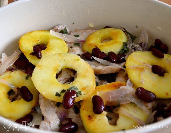 Духовку включить разогреваться на 180 С. Форму для выпечки с высокими бортиками смазать немного сливочным маслом. Выложить слоями мясо с фасолью и луком, яблоки....