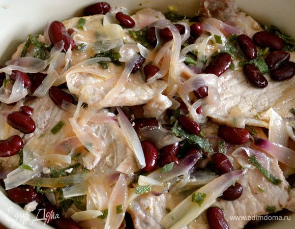 Повторить таким же образом со вторым слоем мяса...., яблок и бекона. В конце залить все осторожно соусом, который образовался при обжаривании мяса. Здесь же надо добавить 100 мл горячего мясного бульона, но мне показалось совершенно достаточным того количества жидкости, что оставалось на сковороде с мясом. Поэтому я не стала использовать бульон. 