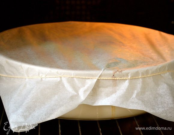 Накрыть пекарской бумагой и выпекать в горячей духовке 30 минут.  