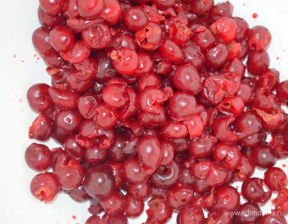 Вишню помыть, перебрать и удалить косточки. 