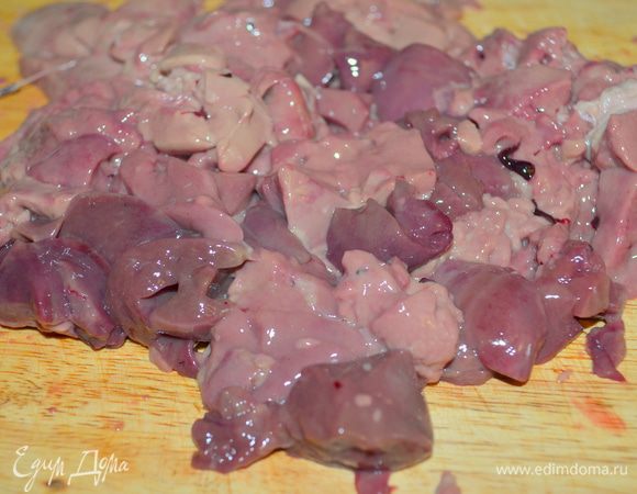 Печень помыть, обсушить и нарезать на небольшие кусочки
