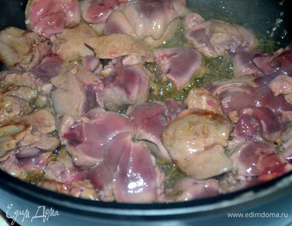 Обжарить в разогретом сливочном масле со всех сторон 4 минуты. Она должна быть чуть розовой внутри. Посолить и поперчить. Не пересушите ее.