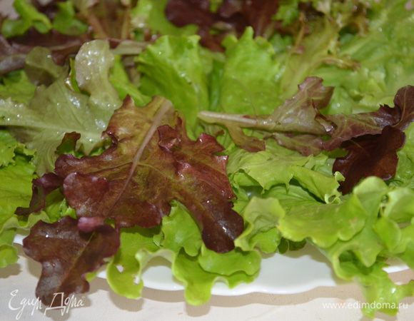 На блюдо выложить листья салата