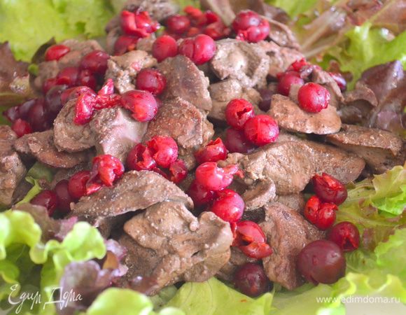 На них переложить обжаренную печень. Сверху посыпать ягодами.