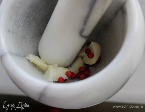 Измельчить в ступке перец, чеснок и соль. В последнюю очередь добавить оливковое масло и хорошо перемешать.