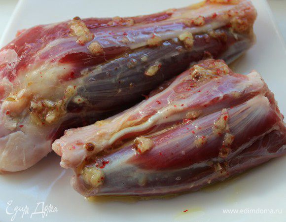 Рульки промыть и обсушить. Натереть полученной смесью и оставить на 1,5-2 часа.