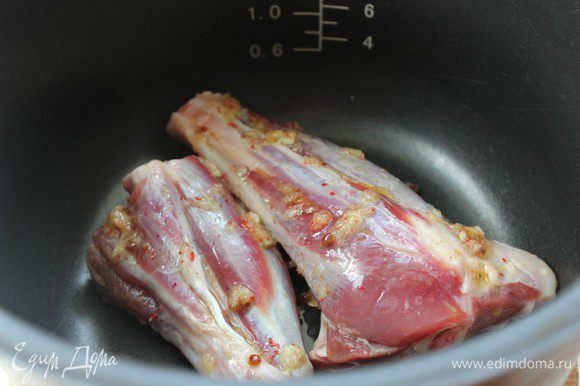 Поместить мясо в чашу мультиварки и обжарить с двух сторон до румяной корочки.