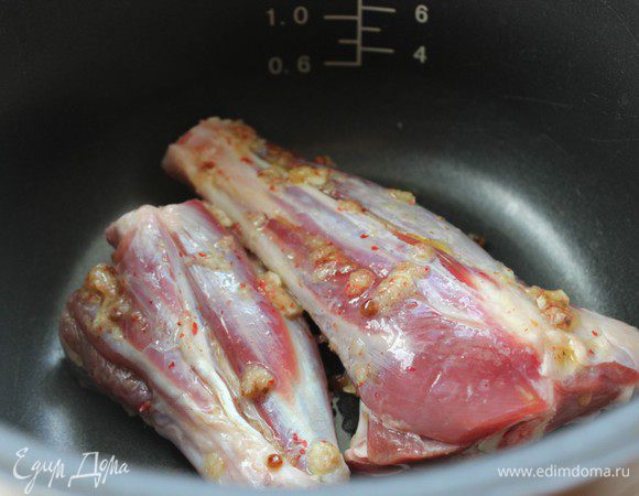 Поместить мясо в чашу мультиварки и обжарить с двух сторон до румяной корочки.