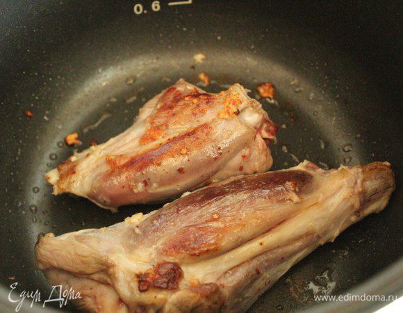 Затем добавить вино и готовить на режиме ВЫПЕЧКА 40-50 минут. Если вино выпарится, добавить немного воды.