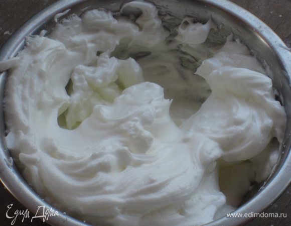 Отделить желтки от белков.Взбить белки до устойчивых пиков.