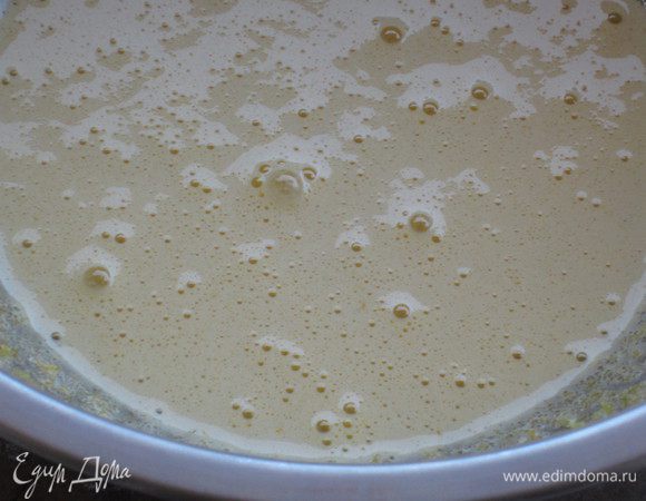 Желтки взбить с сахаром и лимонной цедрой до бела.