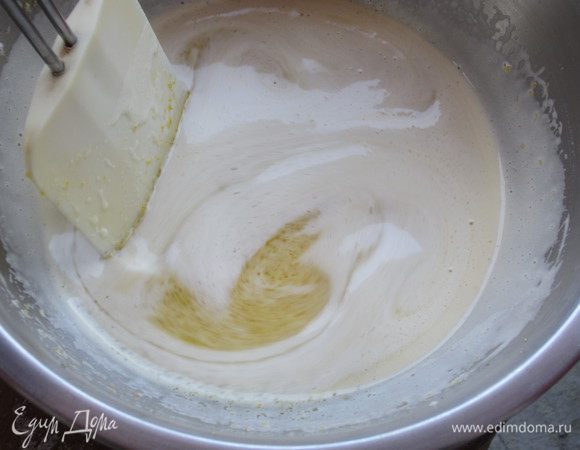 Влить оливковое масло ,воду и хорошо перемешать.