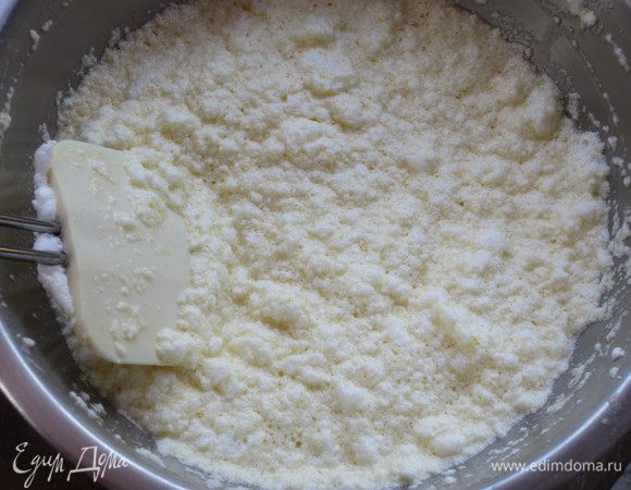 Постепенно ввести белки движениями снизу-вверх .