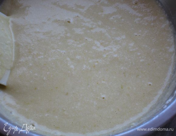 Просеять муку с разрыхлителем и постепенно ввести в тесто.Перемешать.