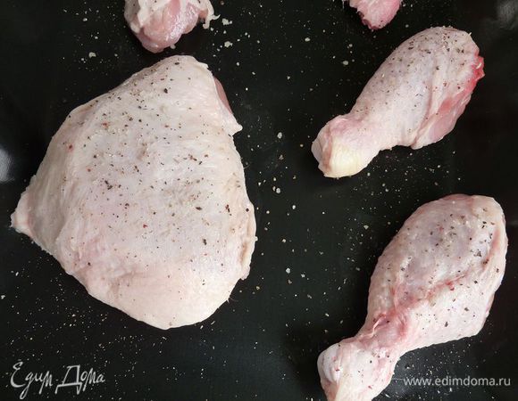 Курицу посолить , поперчить  и разложить на продвинь .