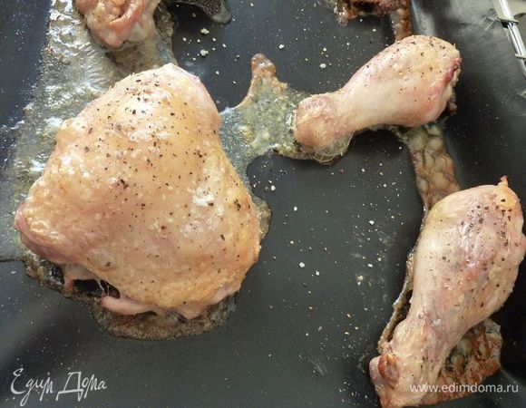 Cмазать кисточкой соусом  и запекать 10 минут , перевернуть и смазать  соусом , запекать 10 минут .