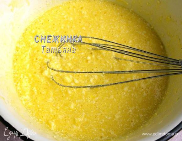 Яйца слегка взбиваем с сахаром венчиком. Добавляем кусочками размягчённое сливочное масло, снова растираем венчиком.