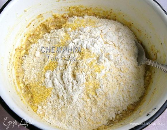 Отдельно смешиваем пшеничную и кукурузную муку с разрыхлителем. Всыпаем их в тесто.