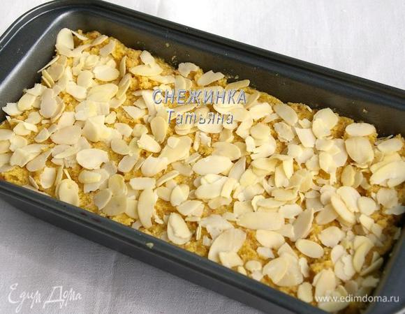 Затем выкладываем вторую половину теста. Разравниваем. Сверху посыпаем миндальными лепестками.