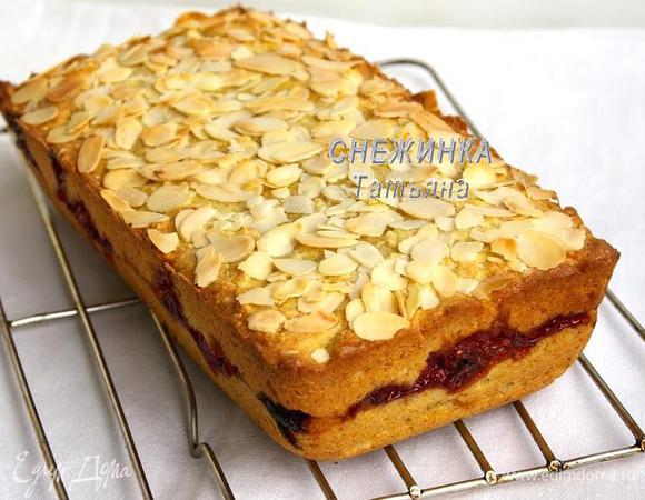 Ставим кекс выпекаться в разогретую до 180С духовку на 30 минут. Даём постоять 5 минут и вынимаем из формы.