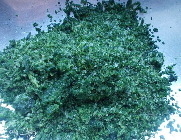 Шпинат измельчить в блендере,вместе с чесноком. У меня был мороженый,поэтому очень легко превратился в пыль. Посолить и поперчить.