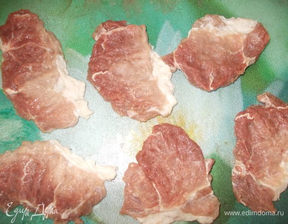 Мясо порезать поперек волокон и хорошенько отбить. Слегка посолить и поперчить.