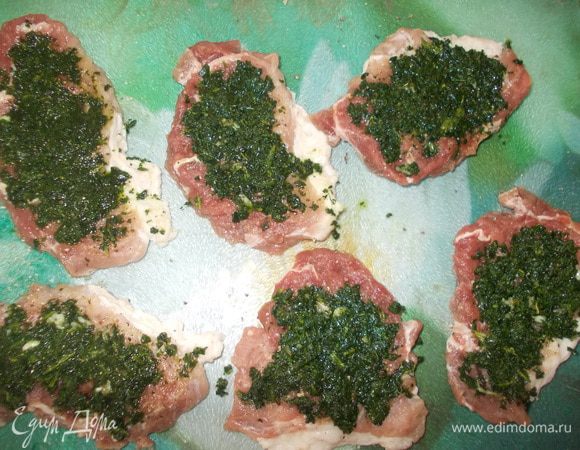 На каждый кусочек мяса выложить шпинат и разровнять по всей поверхности.