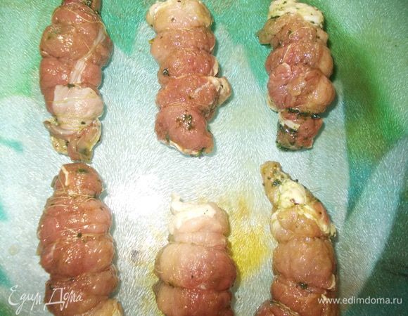 Свернуть рулетиками и закрепить ниткой.