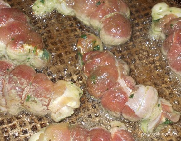 Обжарить со всех сторон на раскаленном масле. Затем сделать маленький огонь, накрыть крышкой и тушить 20 минут.