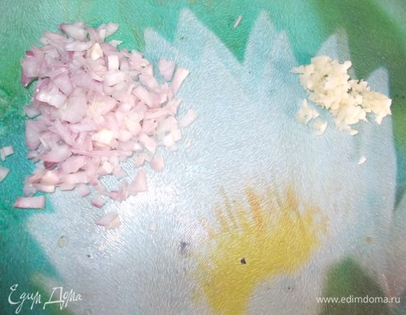 Тем временем приготовим соус. Измельчим лук и чеснок,довольно мелко.