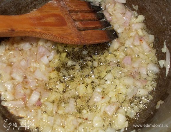 Растопить масло в кастрюльке с толстым дном и доведем до прозрачности лук с чесноком.