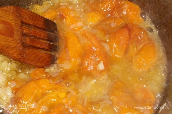 Добавим порезанные абрикосы и все специи,оставляем тушится на 4-5 минут. Сладость нужно регулировать по вкусу.