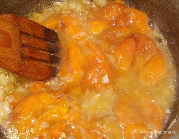 Добавим порезанные абрикосы и все специи,оставляем тушится на 4-5 минут. Сладость нужно регулировать по вкусу.