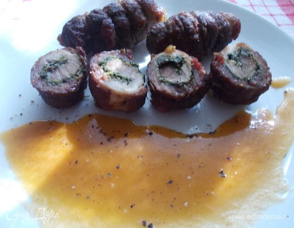 С готовых рулетиков снимаем нитки,выкладываем на тарелку и поливаем соусом. Приятного аппетита!!!!!