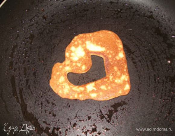 Выпекать на сковороде с толстым дном и на небольшом огне.  Для "рисования" тесто поместить в полиэтиленовый пакет, у которого срезан один уголочек или в шприц или к кондитерский мешок. Процесс выпекания достаточно длительный. Но впечатления после такого завтрака у всех положительные. Подавать с кем вы любите: мед,  шарик мороженого, джем и т.д.