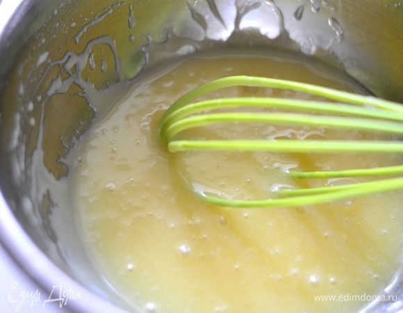 Важно запомнить,чтобы тортик получился,белки в крем должны быть очень хорошо взбиты,ягоды,которые вы туда добавляете,должны быть сухими,не замороженными ,пропитывать торт нужно слегка,чтобы не было воды,пропитали кисточкой,высохло и крем. Теперь рецепт.Включаем и разогреваем духовку на температуру 170-180 гр.Готовим бисквит из белого шоколада. Для начала растопим белый шоколад на водяной бане. Добавим сливочное масло и интенсивно начнем мешать до его растворения, снимаем с огня,добавляем 1-2 ст.л. горячего молочка (сначала добавьте 1-ну и смотрите на консистенцию,если масса стала однородной и совсем слегка жидковатой,то 2-ю ложку добавлять не стоит, мешаем до однородности. Отставляем.