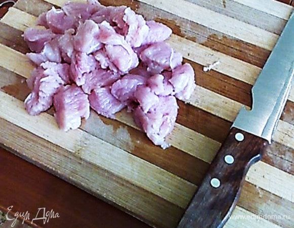 Индюшиное филе нарезать.