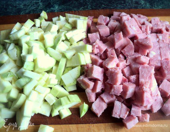 Кабачок и ветчину нарезать небольшими кубиками.