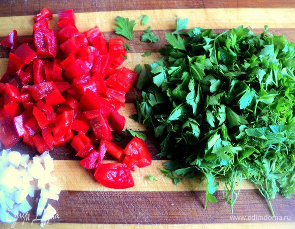 Перец порезать тонкими полосками и затем кубиками. Измельчить зелень и чеснок.