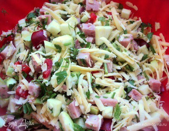 Натереть сыр. Смешать  нарезанные овощи, ветчину, сыр (немного сыра оставить для посыпки кекса сверху) и зелень.