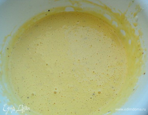 Яйца  взбить со сметаной, добавив соль, перец и кориандр по вкусу. Добавить муку, смешанную с разрыхлителем, хорошо перемешать.