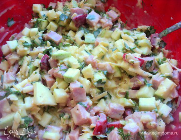 Вылить заливку к смеси овощей с ветчиной, перемешать.