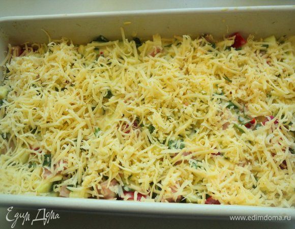 Форму (10х20 см) смазать растительным маслом, наполнить подготовленной массой, разровнять. Сверху посыпать тертым сыром.
